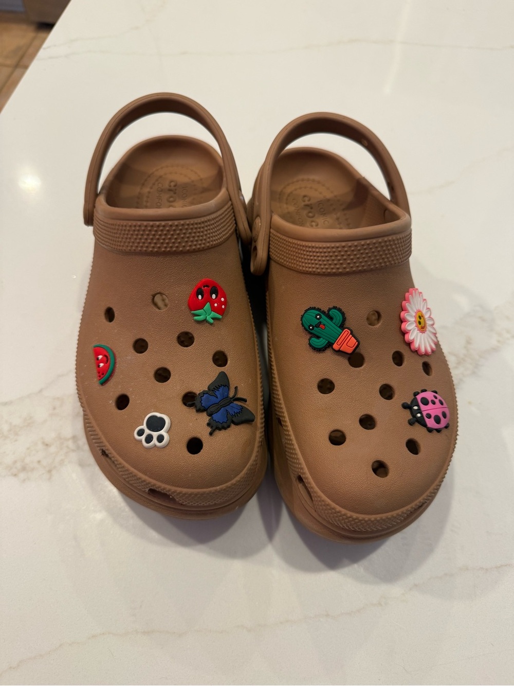 CROCS platform Clog in Brown with charms